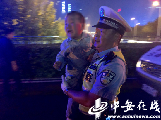 民警唐超在市民广场附近执勤时遇到一名走失幼童