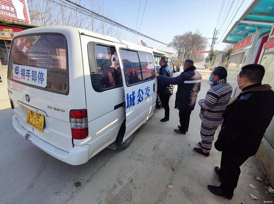 村民在排队上车