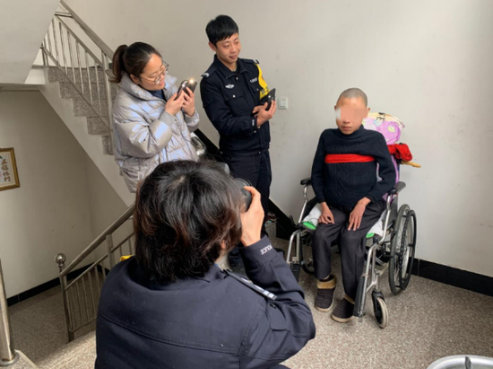 民警第二次带上专业设备为阳洋采集证件照
