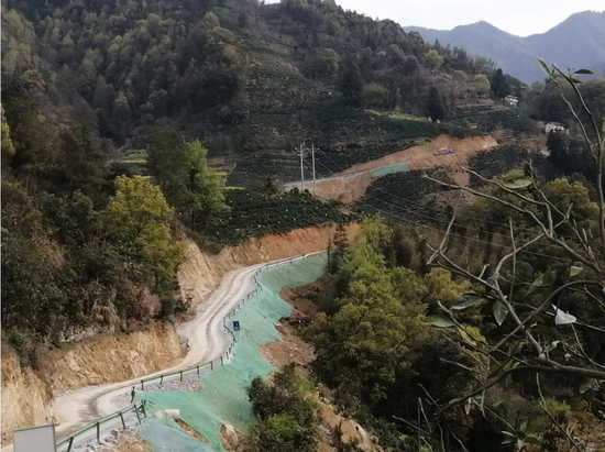 工程建设“永临结合”的施工便道,为群众出行带来了便利