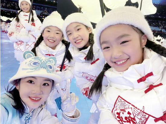 郑杨紫月与参加北京冬奥会开幕式表演的小朋友合影