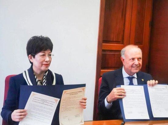 市委书记凌云与意大利美娜佐市市长朱塞佩•米迪力签署两市友好合作备忘录