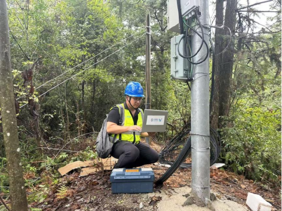 装维人员在山区内测试5G网络信号