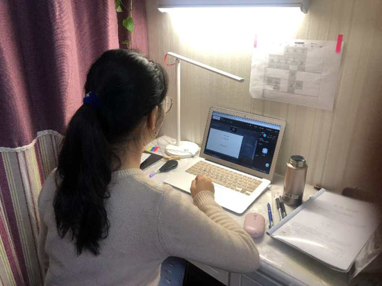 学生利用安徽移动云产品进行在线学习