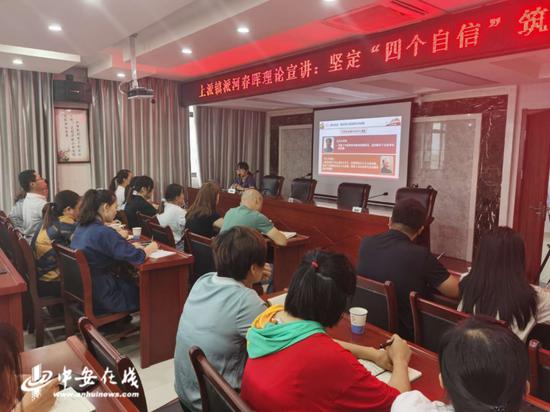 派河春晖大讲堂,近百名当地居民饶有兴致地聆听志愿讲师宣讲“党的声音”。