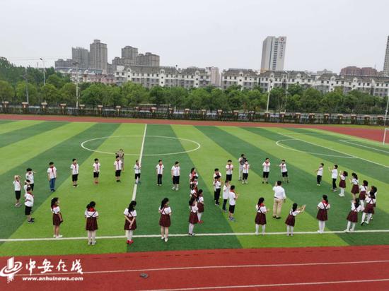 肥西县上派镇乐平路小学校园里,40多名学生正全心投入一堂心理健康辅导课。