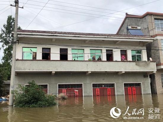 受内涝影响，当地部分住宅的一层已无法住人。程昊摄