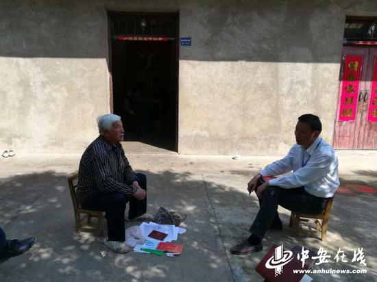 杨世木走访贫困户