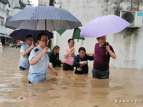 县市场监管局组织歙州、新安中心市场商户转移 图片来源:歙县政府网站