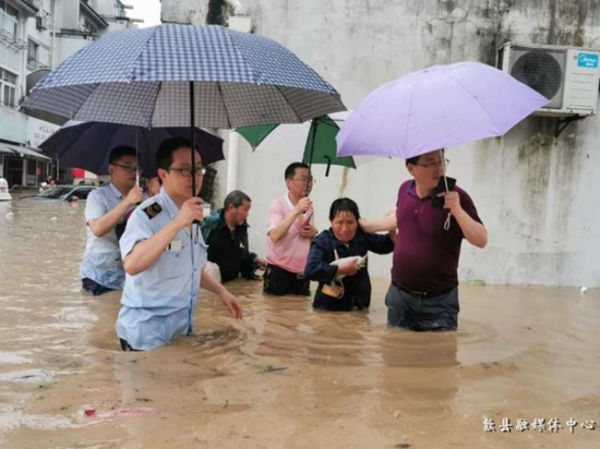 县市场监管局组织歙州、新安中心市场商户转移 图片来源：歙县政府网站