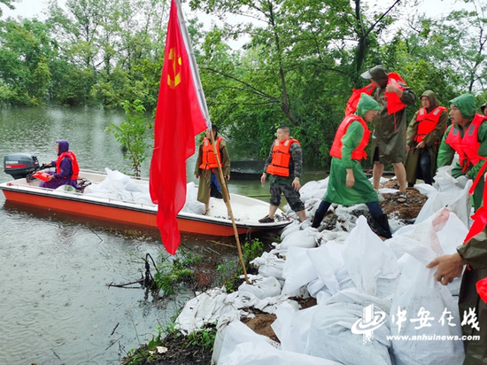 合枞项目办协助桐城市抢险孔城河堤