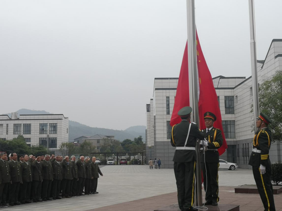 上图为庄严神圣的升国旗仪式