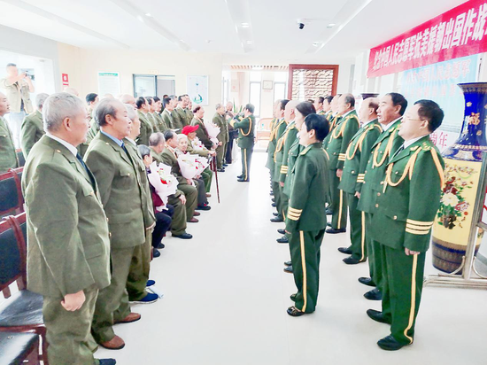 上图为老兵合唱团和活动现场老兵齐声高歌《中国人民志愿军战歌》