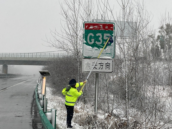 安徽高速路政积极应对寒潮冰雪天气