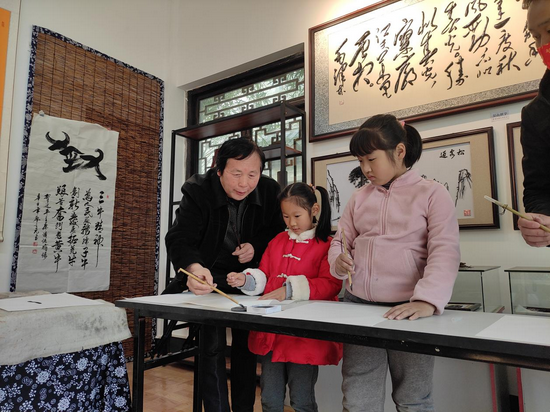 邓之元老师指导孩子们上“民俗字课”