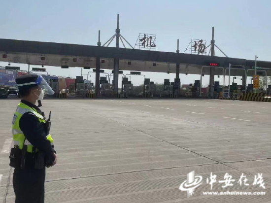  正在合肥新桥机场高速卡口执勤的民警潘泽贤