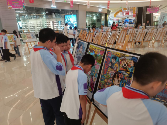学生观看2023网络安全暨网络文明创意海报优秀作品展