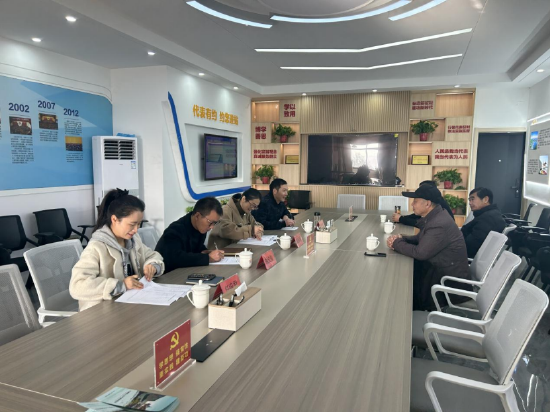 在铜陵市郊区大通镇人大代表联络站,人大代表正在认真接待来访群众。