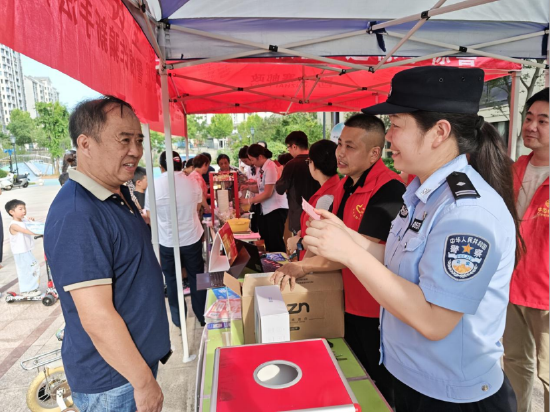 （警企联动进社区开展反诈宣传）