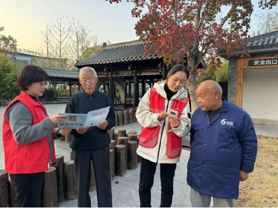 志愿者在公园内向老年群体开展反诈宣传