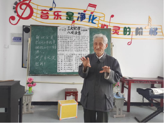 严明友给孩子们上音乐课