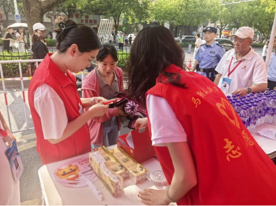马鞍山新华书店工作人员身着志愿者统一服装开展助考服务
