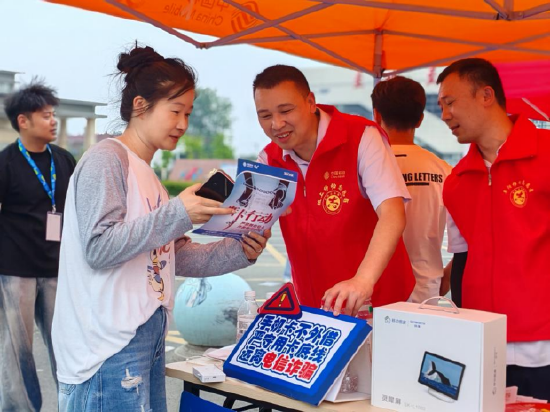 志愿者在校园内开展反诈宣传