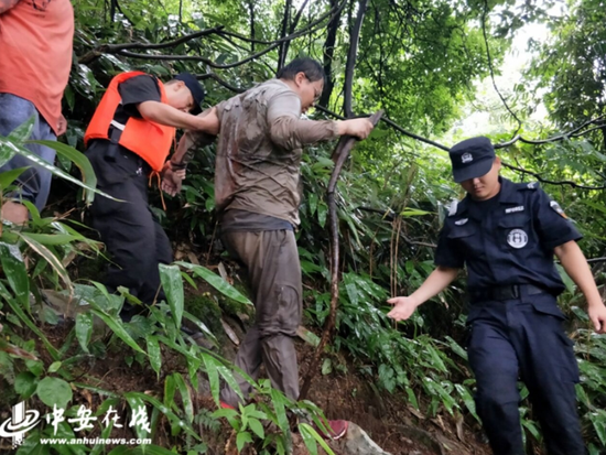 民警转移被困旅友