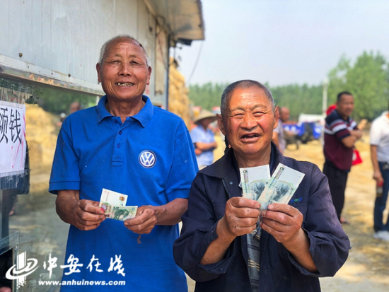 在朱仙庄镇二铺村运堂秸秆加工有限公司，领取到秸秆回收费的农民