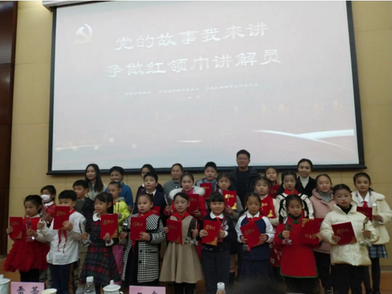 22名红领巾讲解员与蚌埠市博物馆馆员老师合影。蚌埠市博物馆供图