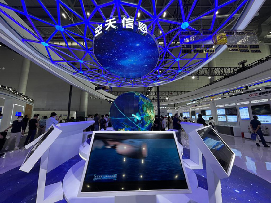  大会现场展示的“巢湖一号”SAR卫星对地观测模型。新华社记者 吴慧珺 摄