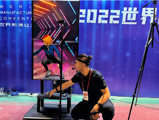 王子淼正在演示虚拟人直播设备的一键换装等功能。新华社记者 马姝瑞 摄