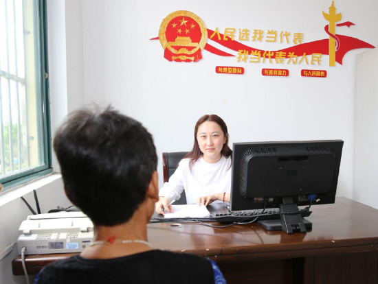 在铜陵市郊区灰河乡人大代表联络站内,一村民正向该乡人大代表柳杨反映情况。