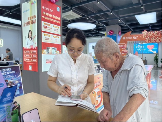 小谢耐心地帮我操作手机