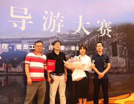 导游文靓与安徽省中旅领导合影