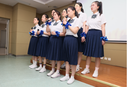 医务人员现场进行歌舞表演