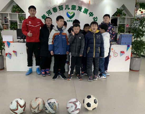 民警王海涛到合肥市包河区儿童发展中心,为患有自闭症的儿童上公益足球兴趣课