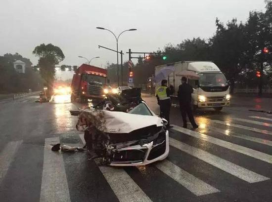 小伙酒驾奥迪R8撞飞货车车轮 18岁女伴眼球摘