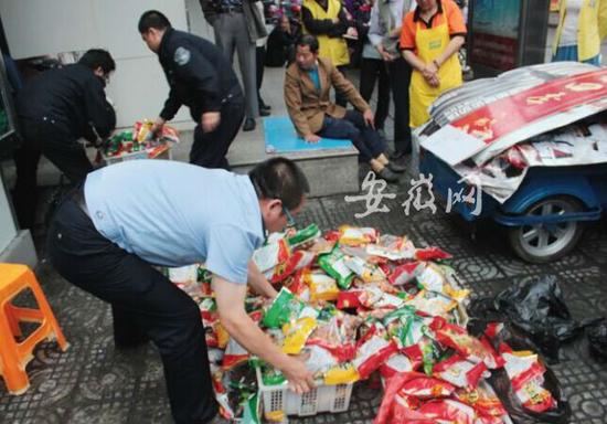 当地城管部门曾查处的类似 “假干果”。(资料图片)