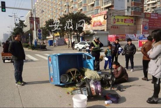 事发现场, 老太坐在地上揉着腿。