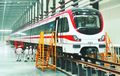 首列合肥造地铁列车亮相 明年年底上线试运行