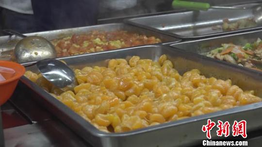 信阳师范学院食堂推出的黑暗料理胡萝卜炒橘子。 阚力 摄