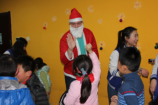 合肥普瑞眼科为临二小学生送爱心礼物情暖圣诞