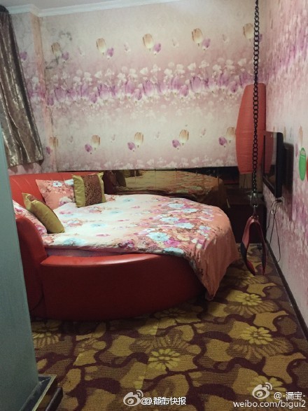 污!情人节航班取消两姑娘被安排住情趣房(图)