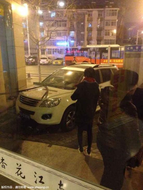 合肥一女子从徽商国际大厦15楼坠下不幸身亡