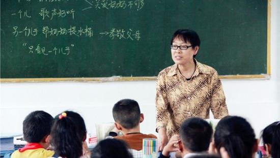 芜湖教师曹明霞身患癌症仍坚守三尺讲台