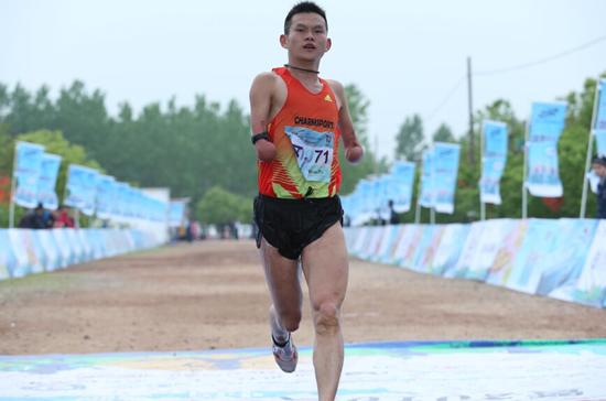 坚强跑者任耀:失去双臂却成为跑道上的强者