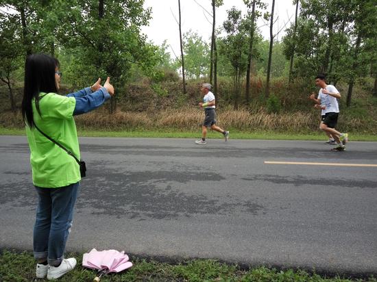 三十岗马拉松志愿者:赛道旁的天使 给选手带去