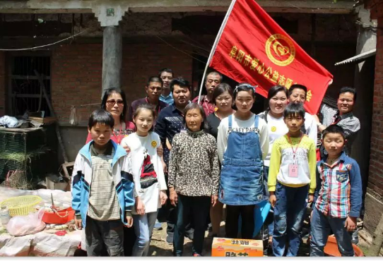 爱心公益志愿者协会前往艾亭镇慰问贫困留守儿