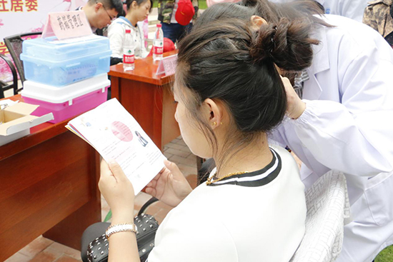 年轻妈妈们在看制作的我们的用药宣传折页
